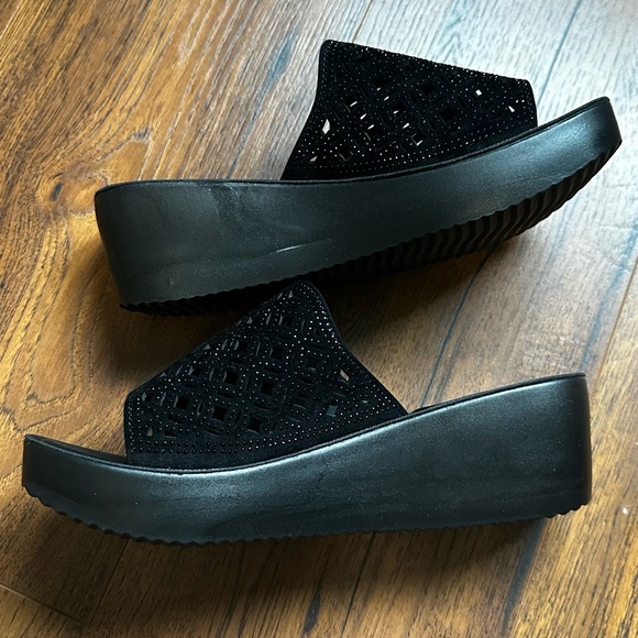 La Rosa Black Wide Width Slip on Open Toe Lazer Cut Sandals Women’s Size 9M - Picture 4 of 9